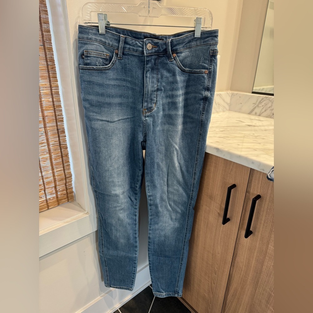 Judy Blue Tummy Control and Butt Lifting Triple Threat Skinny Jeans- 11/30 - Picture 2 of 16